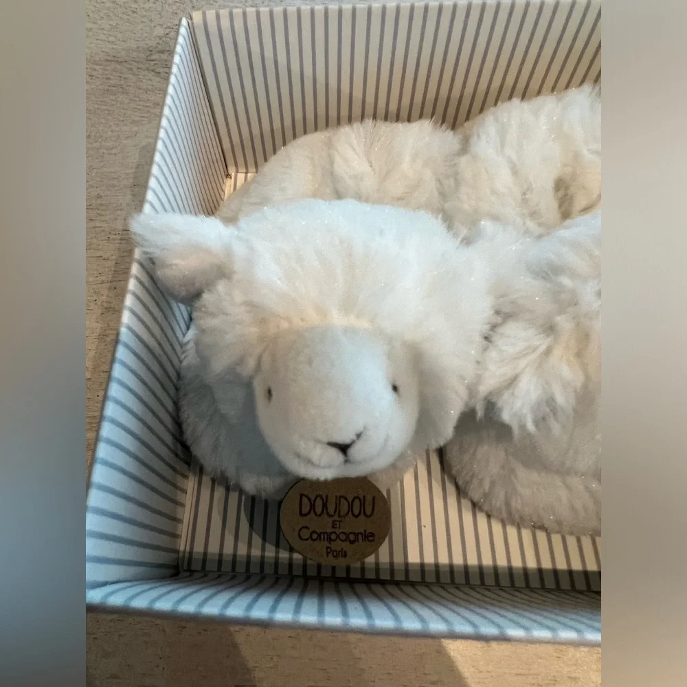 BRAND NEW Doudou et Compagnie Paris Lamb Slippers Newborn in White